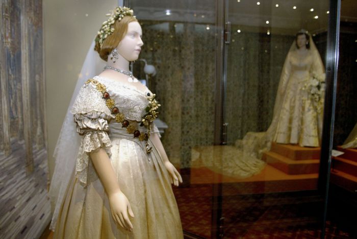 Wedding dress queen victoria